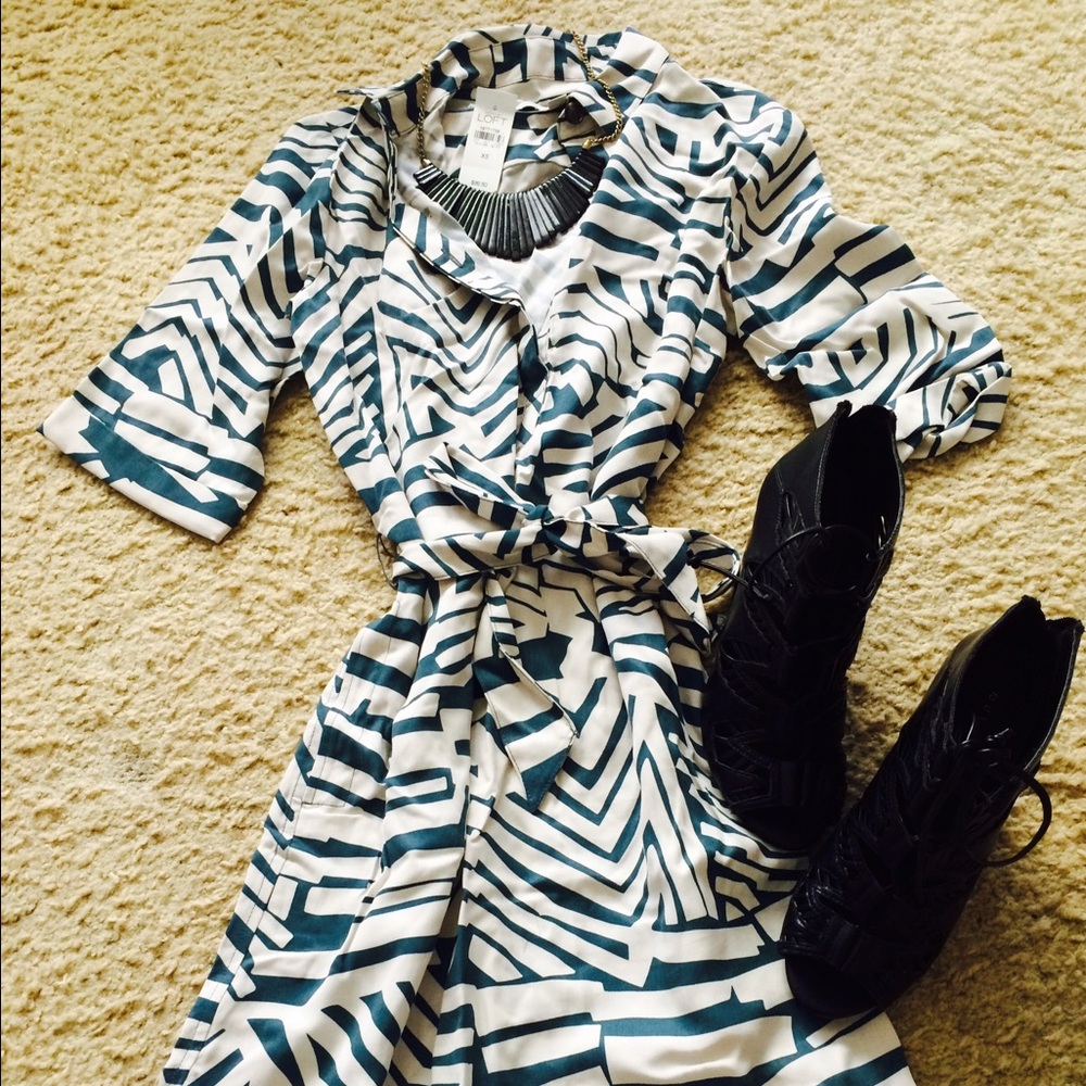 Dress LOFT with tie front and green pattern